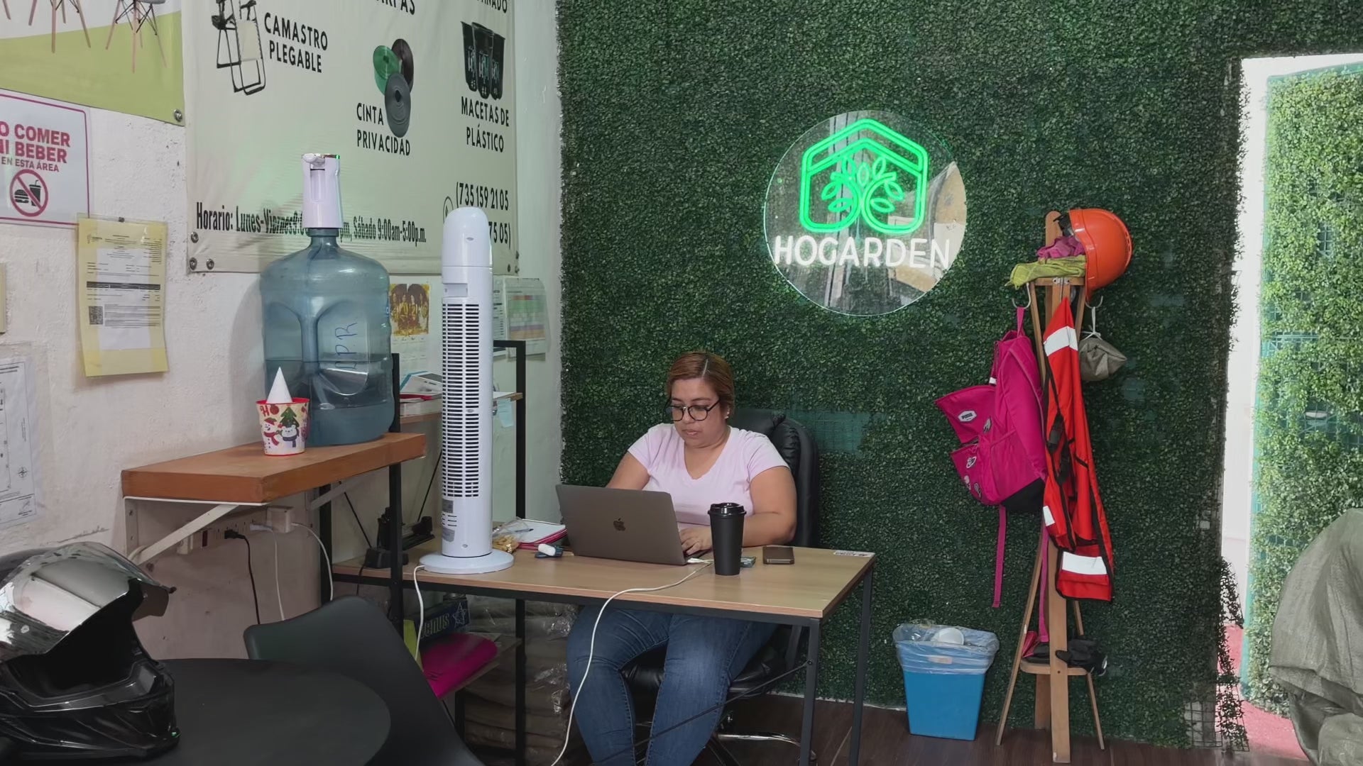 Cargar video: Equipo de HOGARDEN preparando pedidos e inventario dentro de nuestra bodega.